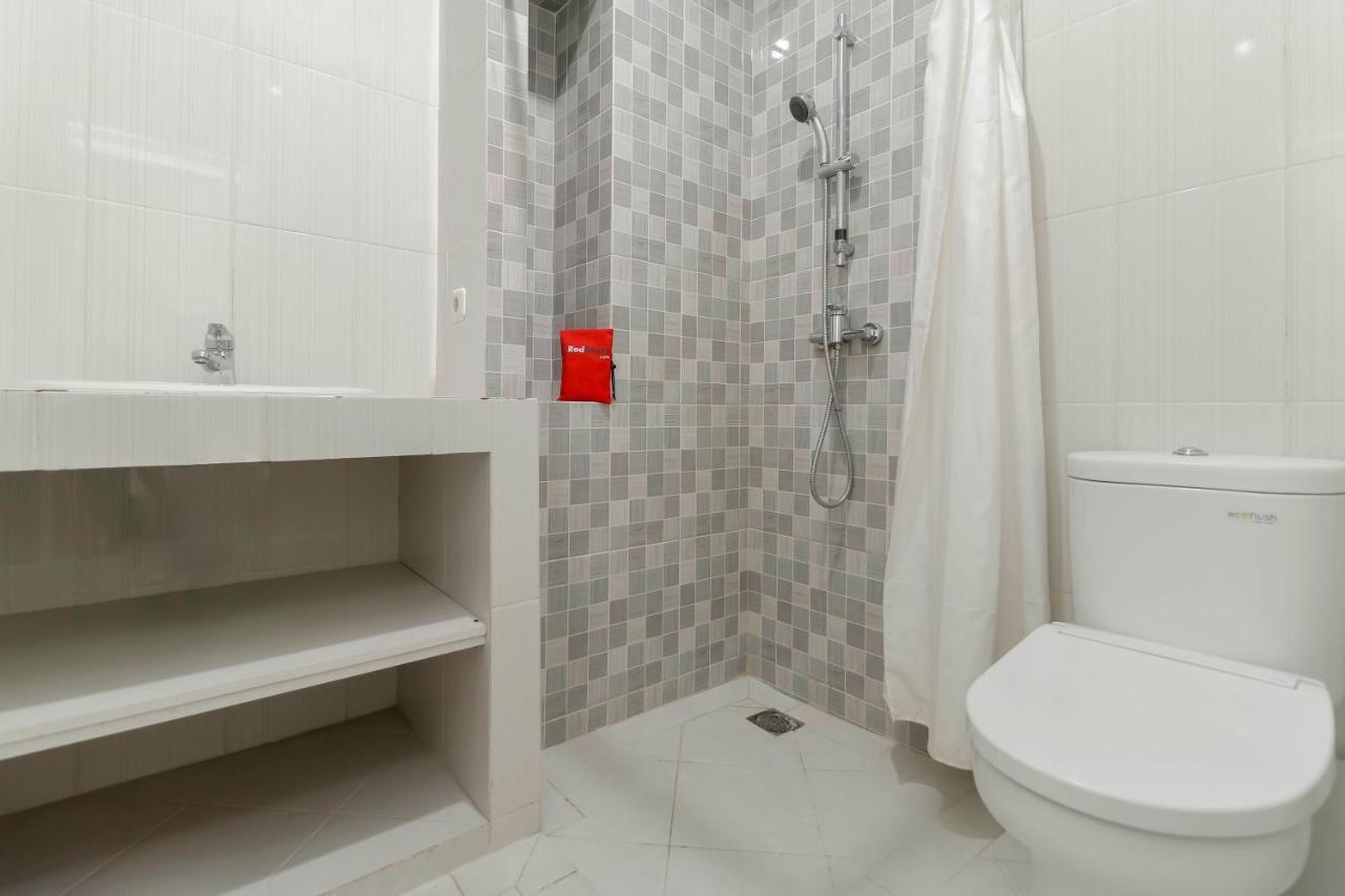 Reddoorz Plus @ Setiabudi Barat Джакарта Номер фото